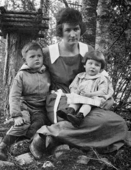 Mary Baldwin Pitts with Rachel lenore brinton and one of her brothers