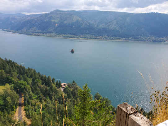 columbia river from cape horn