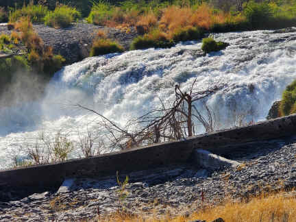 deschutes river at maupin oregon